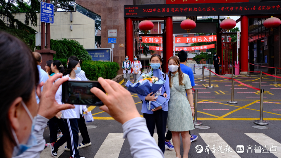 鲜花送给努力的你！高考历史考试结束，家长为孩子送上鲜花