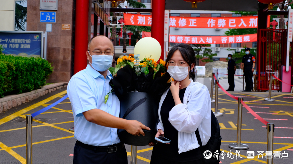 鲜花送给努力的你！高考历史考试结束，家长为孩子送上鲜花