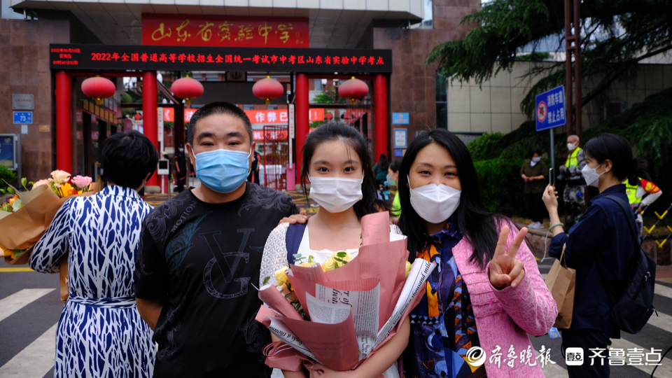 鲜花送给努力的你！高考历史考试结束，家长为孩子送上鲜花