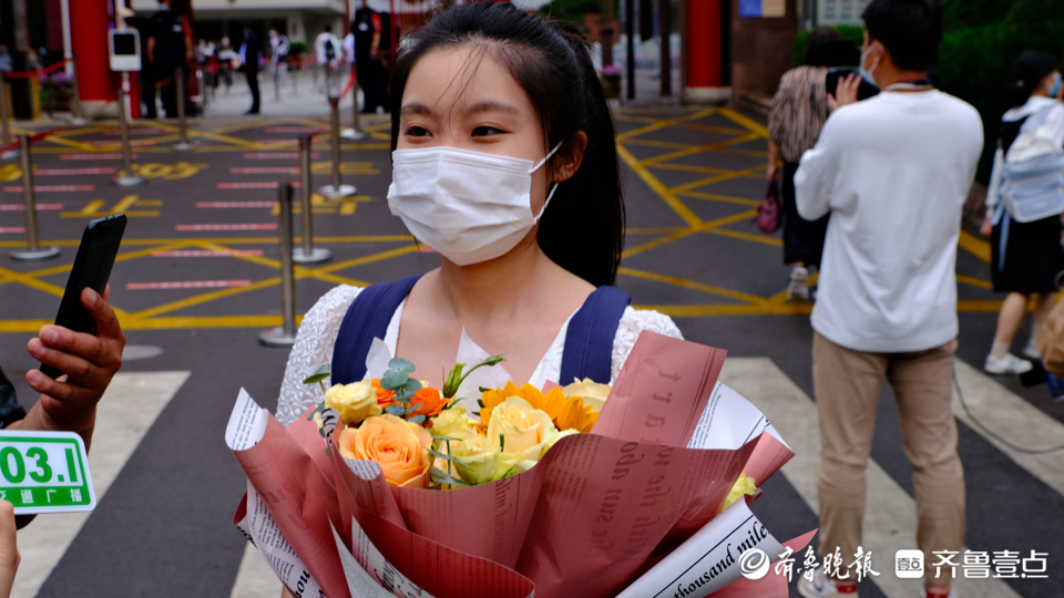 鲜花送给努力的你！高考历史考试结束，家长为孩子送上鲜花