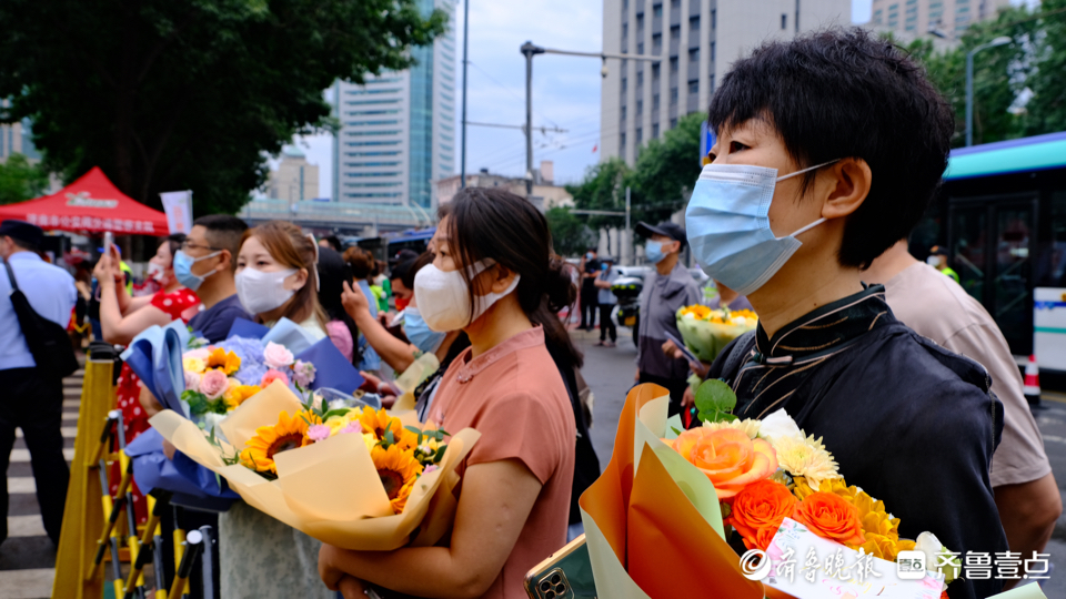 鲜花送给努力的你！高考历史考试结束，家长为孩子送上鲜花