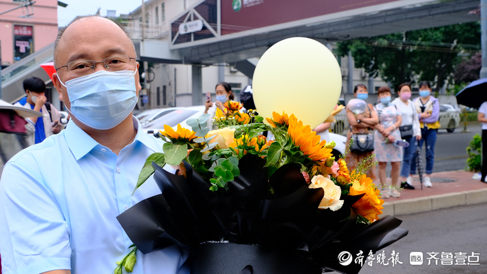 鲜花送给努力的你！高考历史考试结束，家长为孩子送上鲜花