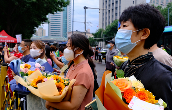 壹点海报｜相信未来！登攀金榜题名时，花海照亮前行路