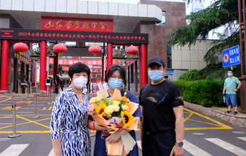 “妈妈，我爱你！”走出考场，他们给了父母一个大大的拥抱