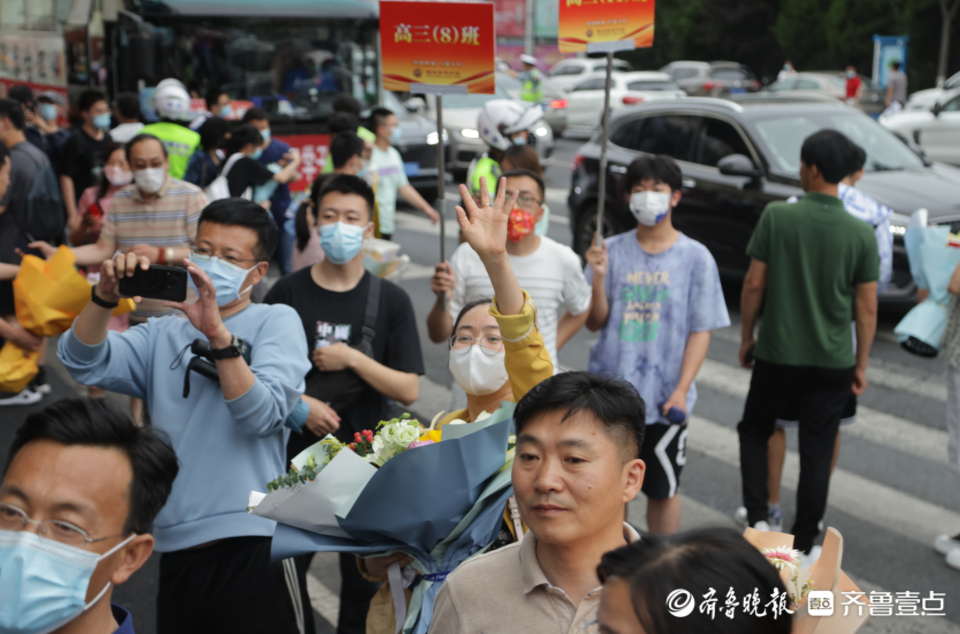 壹点图集|2022夏季高考结束！烟台一家长送上别样“花束”