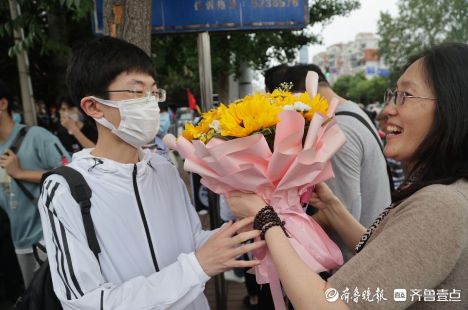 壹点图集|2022夏季高考结束！烟台一家长送上别样“花束”