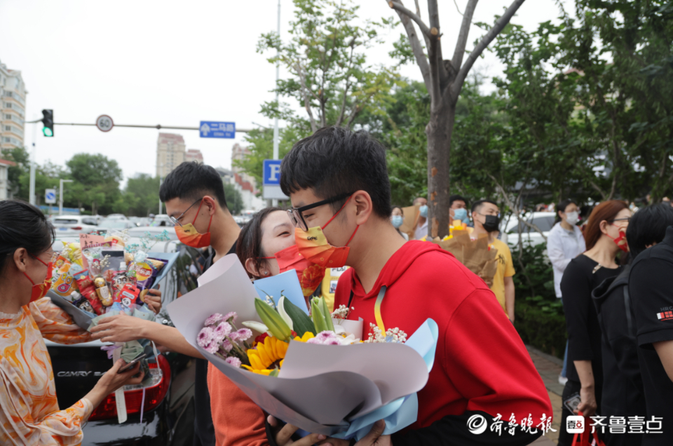 壹点图集|2022夏季高考结束！烟台一家长送上别样“花束”