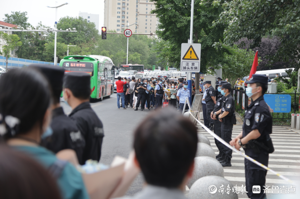 壹点图集|2022夏季高考结束！烟台一家长送上别样“花束”