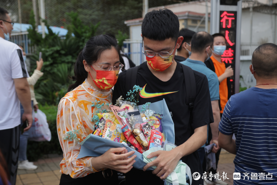 壹点图集|2022夏季高考结束！烟台一家长送上别样“花束”