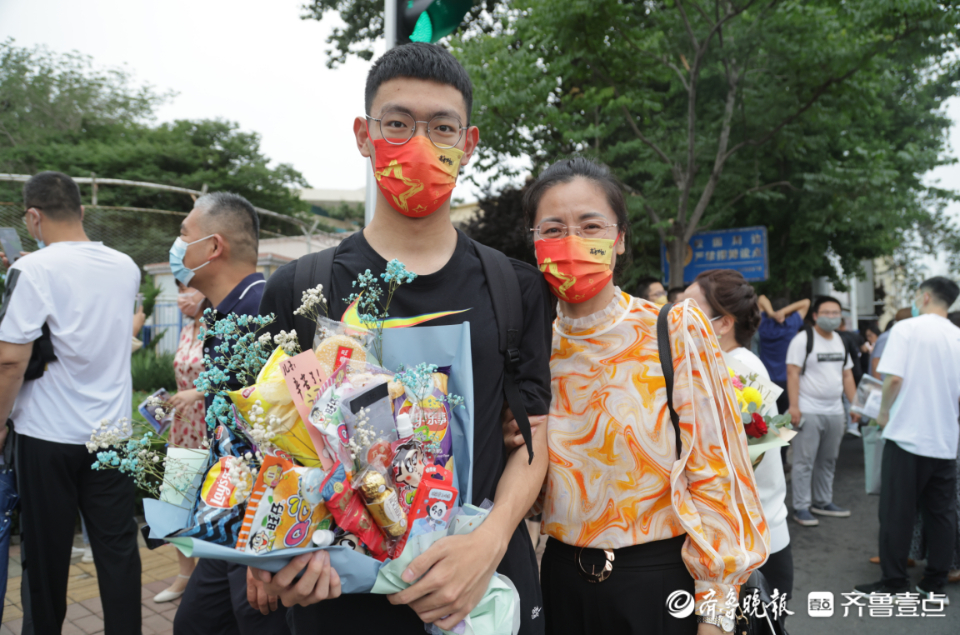 壹点图集|2022夏季高考结束！烟台一家长送上别样“花束”