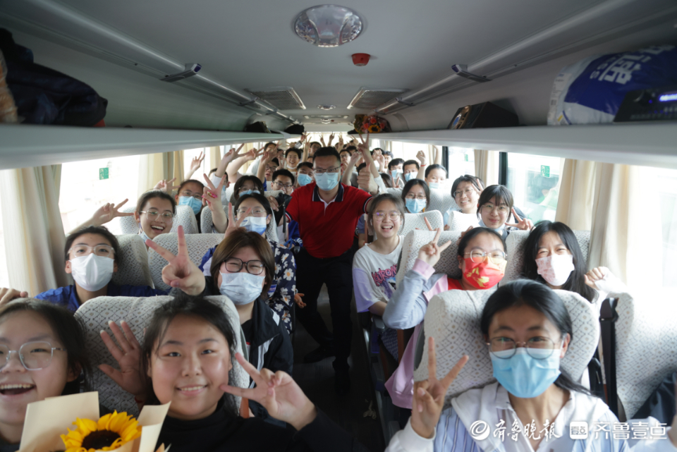 壹点图集|2022夏季高考结束！烟台一家长送上别样“花束”