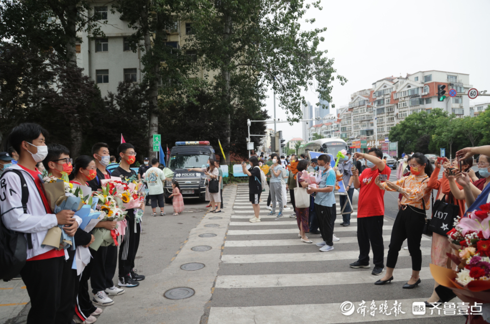 壹点图集|2022夏季高考结束！烟台一家长送上别样“花束”