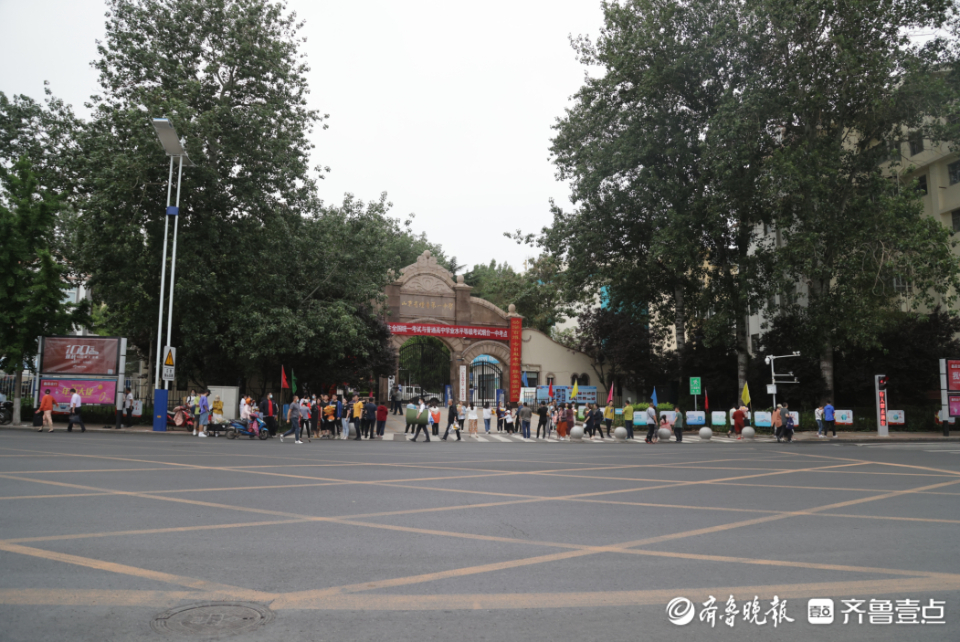 壹点图集|2022夏季高考结束！烟台一家长送上别样“花束”