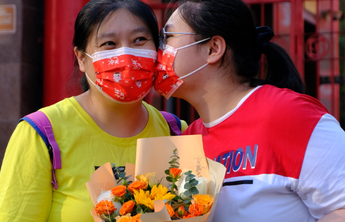 山东高考在鲜花中结束：自信从容的高考生，是这个夏天最美的风景