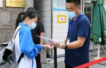 今年山东高考考点“严上加严”，在原有两次人工安检的基础上，再加一道安检技术屏障