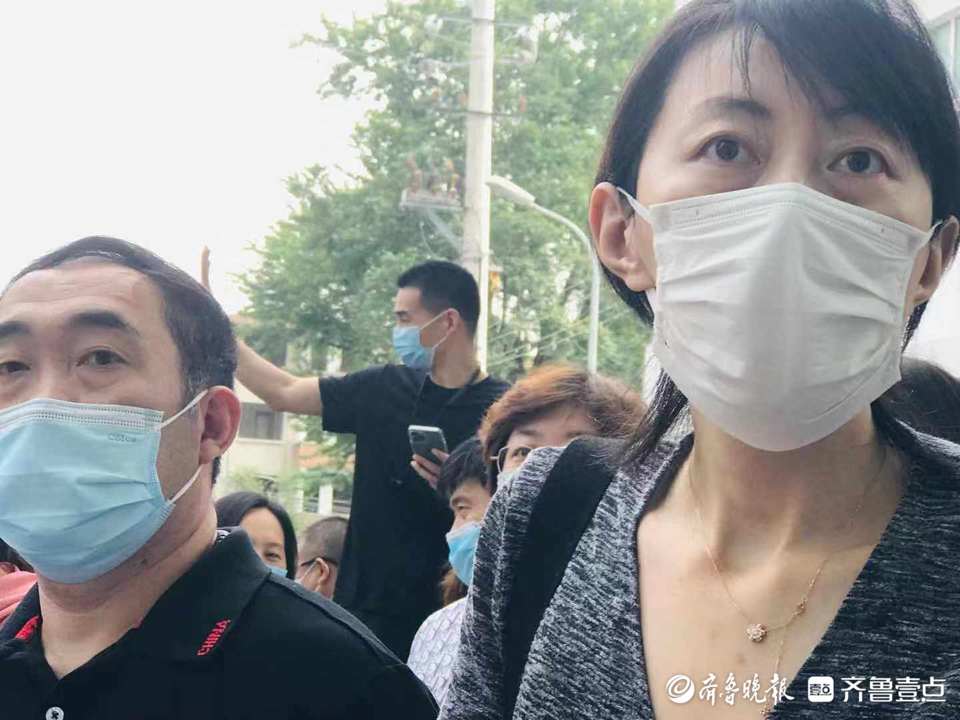 2022中考首日，考生已入场，家长不舍离去眼中满含期许