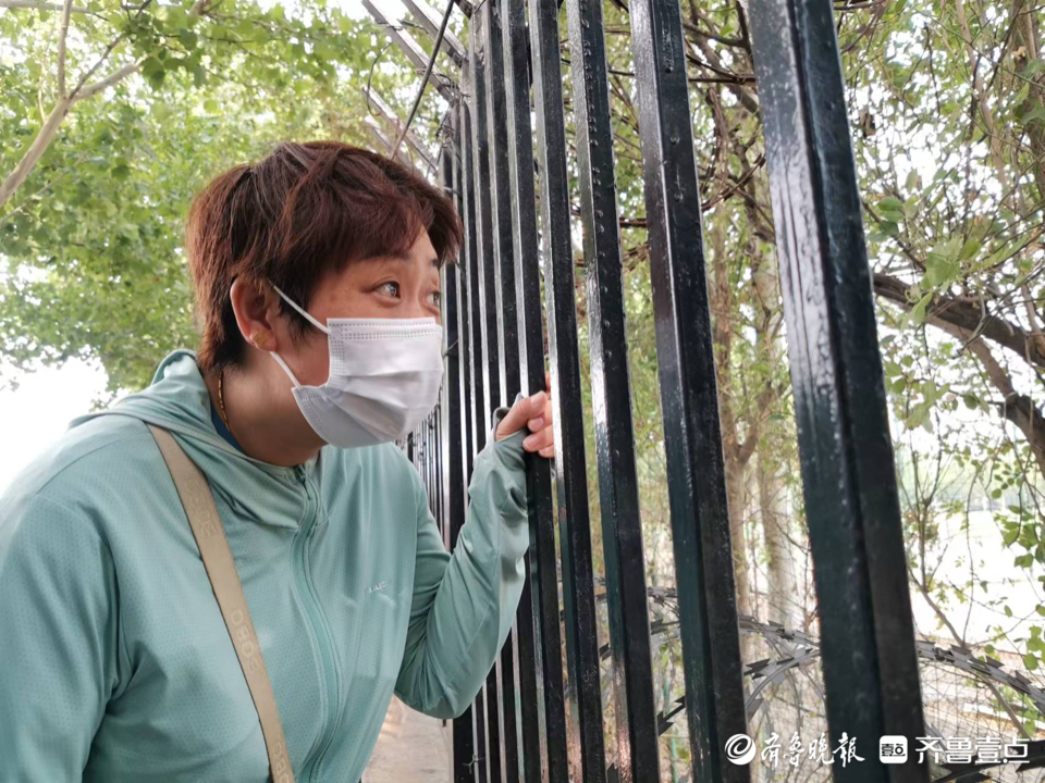 济南中考首日考生进场，考场围栏外家长统一动作：望眼欲穿