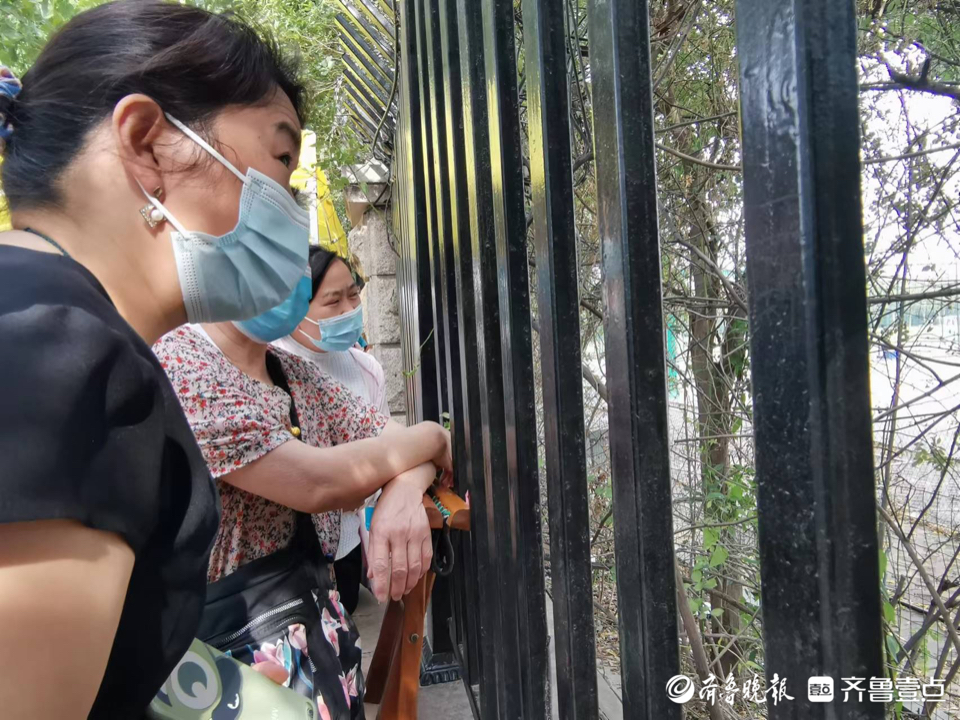 济南中考首日考生进场，考场围栏外家长统一动作：望眼欲穿