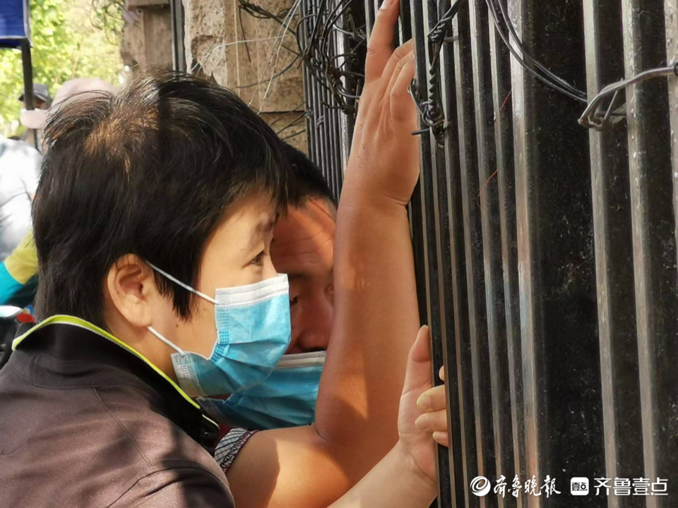 济南中考首日考生进场，考场围栏外家长统一动作：望眼欲穿