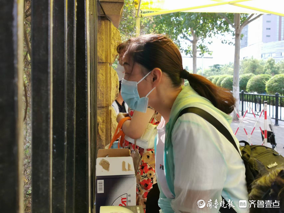 济南中考首日考生进场，考场围栏外家长统一动作：望眼欲穿