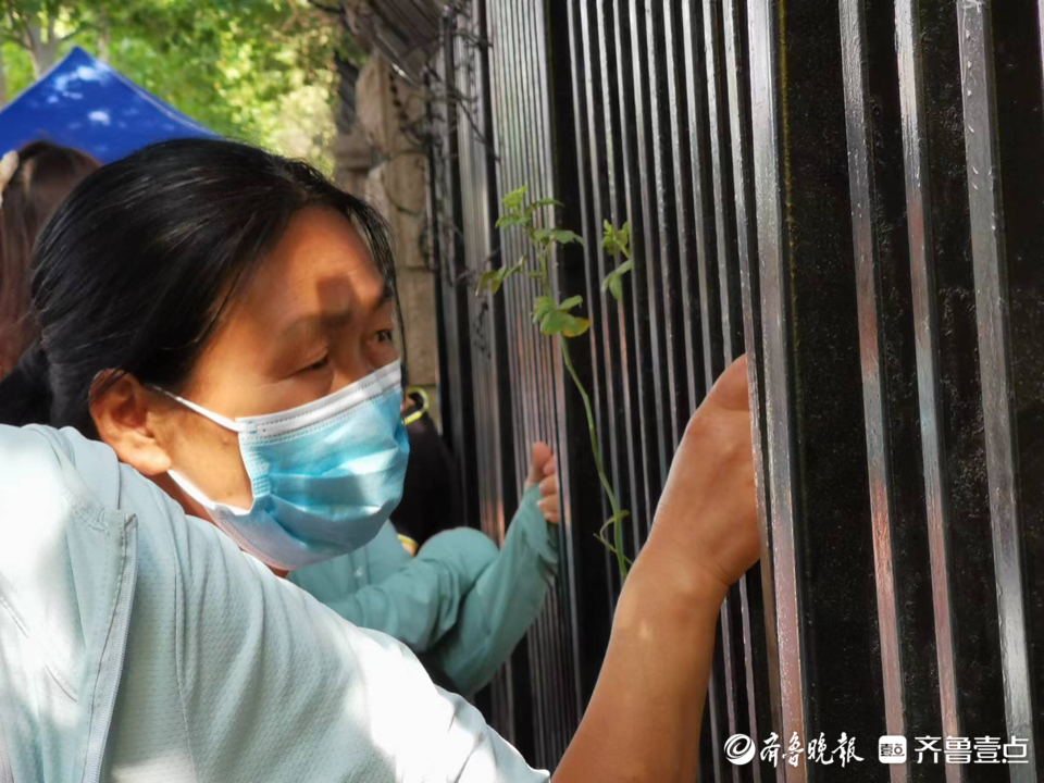 济南中考首日考生进场，考场围栏外家长统一动作：望眼欲穿