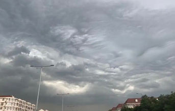 中央气象台发布暴雨强对流天气双预警，局地风力可达11级以上