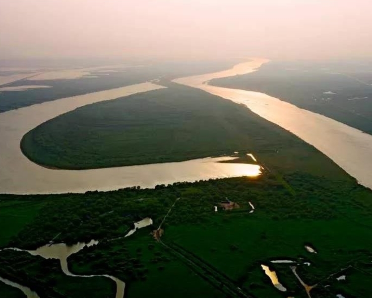 讲好“黄河故事”，弘扬黄河文化，坚定文化自信，讴歌伟大新时代。首届《献给母亲河》大型诗歌朗诵会面向海内外公开征集诗歌作品，优胜者将获得奖杯、证书、奖金，获奖作品将由专业人士演绎，荣登诗歌朗诵会的舞台。