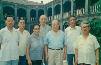 圣城垂首，一代词宗別盛世，百廿母校寄哀思