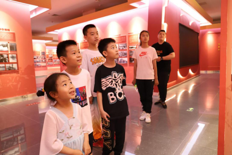 济宁市档案馆组织开展国际档案日研学活动暨6月主题党日活动