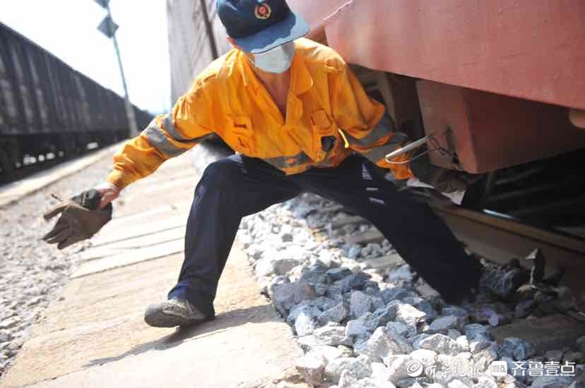 铁路工人高温下的坚守