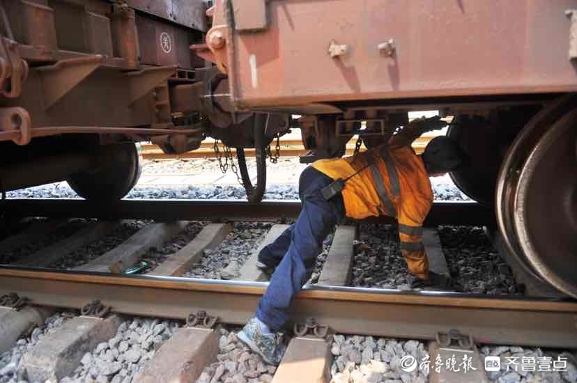 铁路工人高温下的坚守