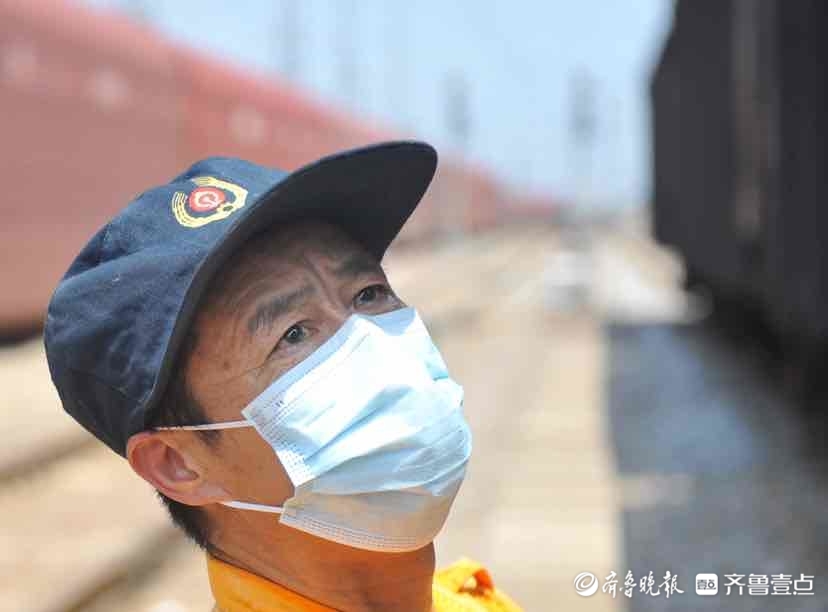 铁路工人高温下的坚守