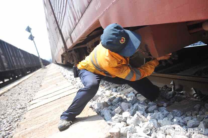 铁路工人高温下的坚守