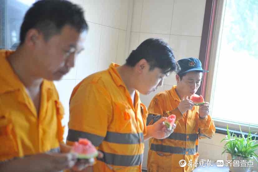 铁路工人高温下的坚守