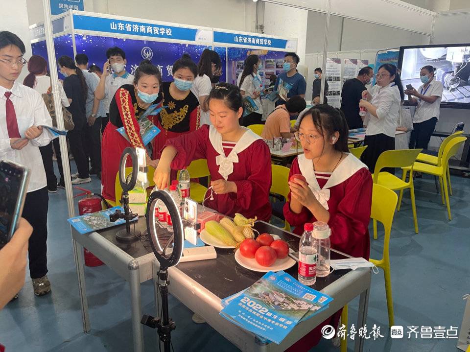 吸睛无数！中招会上职业学校现场展示直播营销课，展位被家长包围
