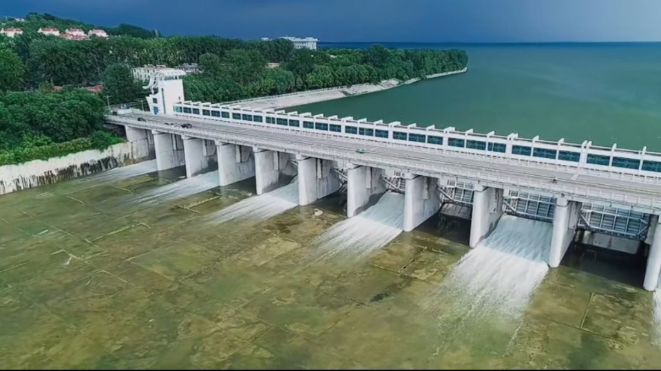潍坊峡山水库2022年汛期首次开启溢洪闸泄水
