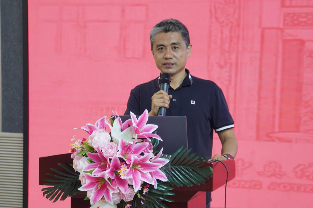 山大附中奥体中路学校副校长于复海再次强调教研的重要性,指出教师