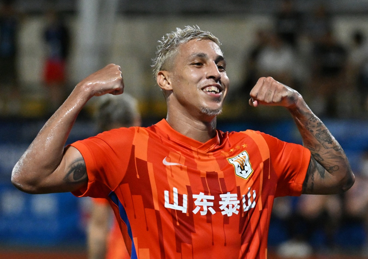 7月10日，在中超首阶段最后一场较量当中，山东泰山3：1战胜大连人，以8胜2负结束联赛首阶段征程，排名暂时位列联赛第二。