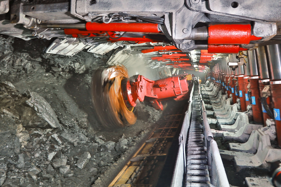 3%,形成了7人高效回采的管理模式,矿井向着277定员目标迈出了坚实的