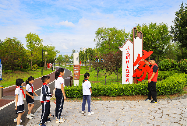 滨城区市东街道辖区青少年和各族群众走进民族团结主题公园-齐鲁晚报