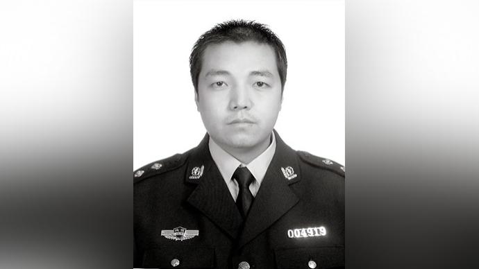 市公安局西城派出所副所长陈勇在抓捕涉嫌电信网络诈骗犯罪嫌疑人时