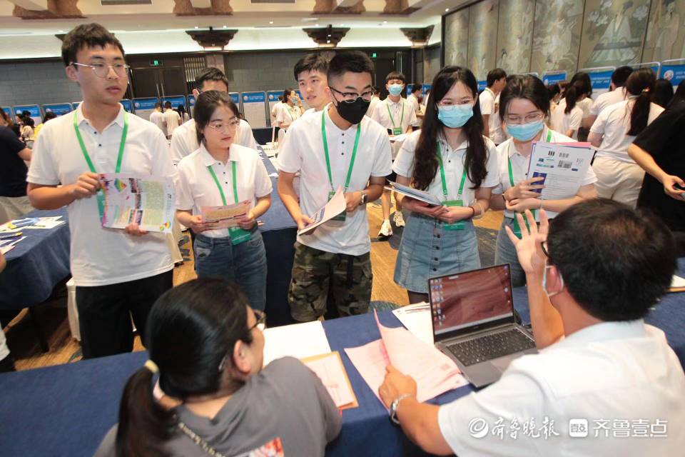 与心仪企业的双向奔赴！50余家企业HR与“泉城行”学子面对面