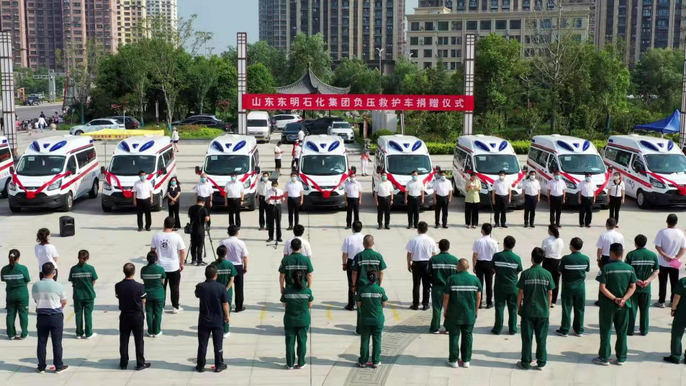 东明石化集团捐赠10辆救护车助力防疫