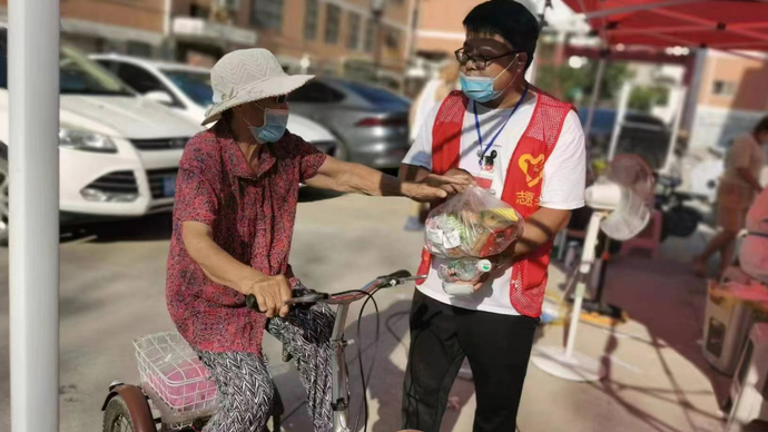 菏泽丹阳街道：耄耋老人爱心捐款，助力抗击疫情