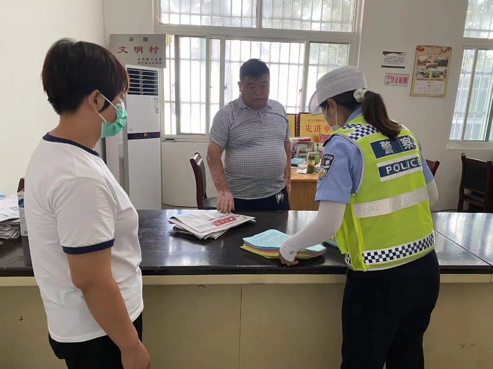 北湖交警开展“美丽乡村行”交通安全宣传