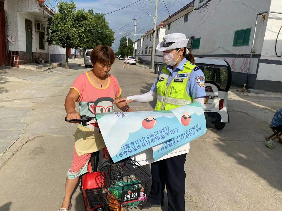 北湖交警开展“美丽乡村行”交通安全宣传