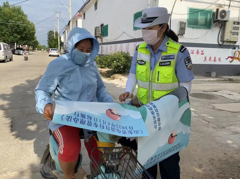 北湖交警开展“美丽乡村行”交通安全宣传