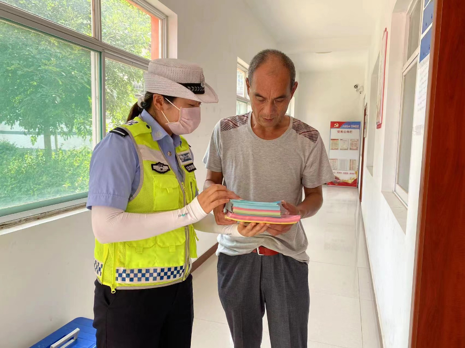 北湖交警开展“美丽乡村行”交通安全宣传