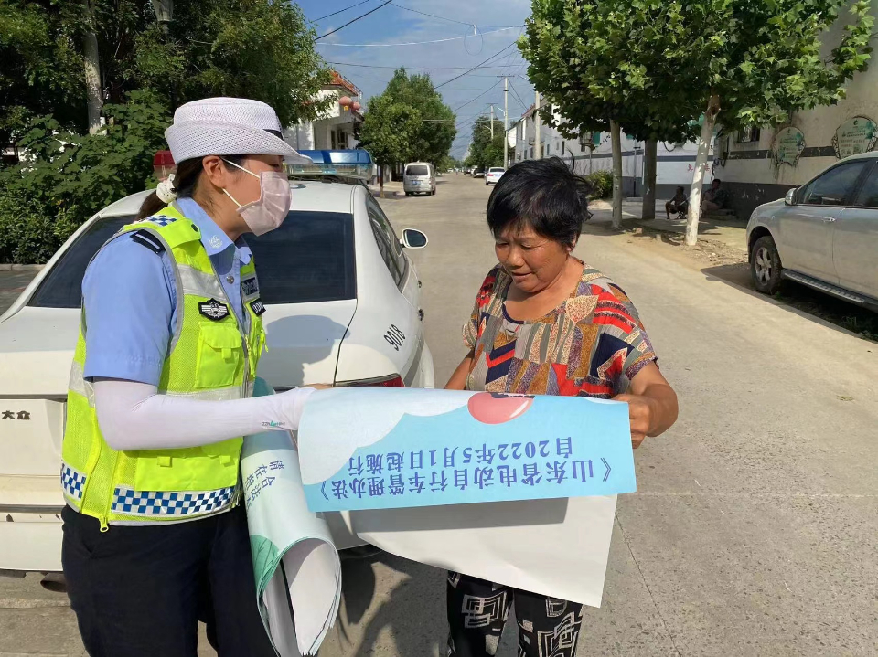 北湖交警开展“美丽乡村行”交通安全宣传