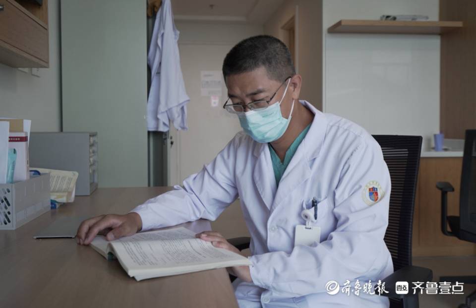 袁磊,在行医路上已经走过了21个年头,在聊起自己当医生的感受时,他说